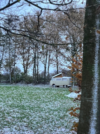 Schattig VW busje in een klein beetje sneeuw